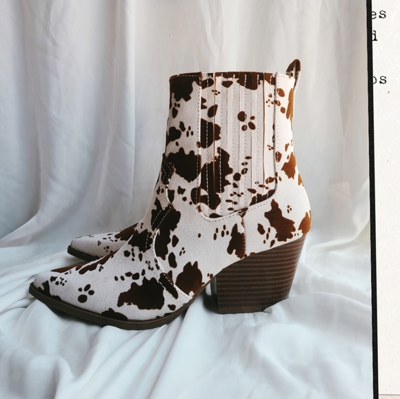 🆕️The Phoebe// Cow print Boots - Picture 2 of 4